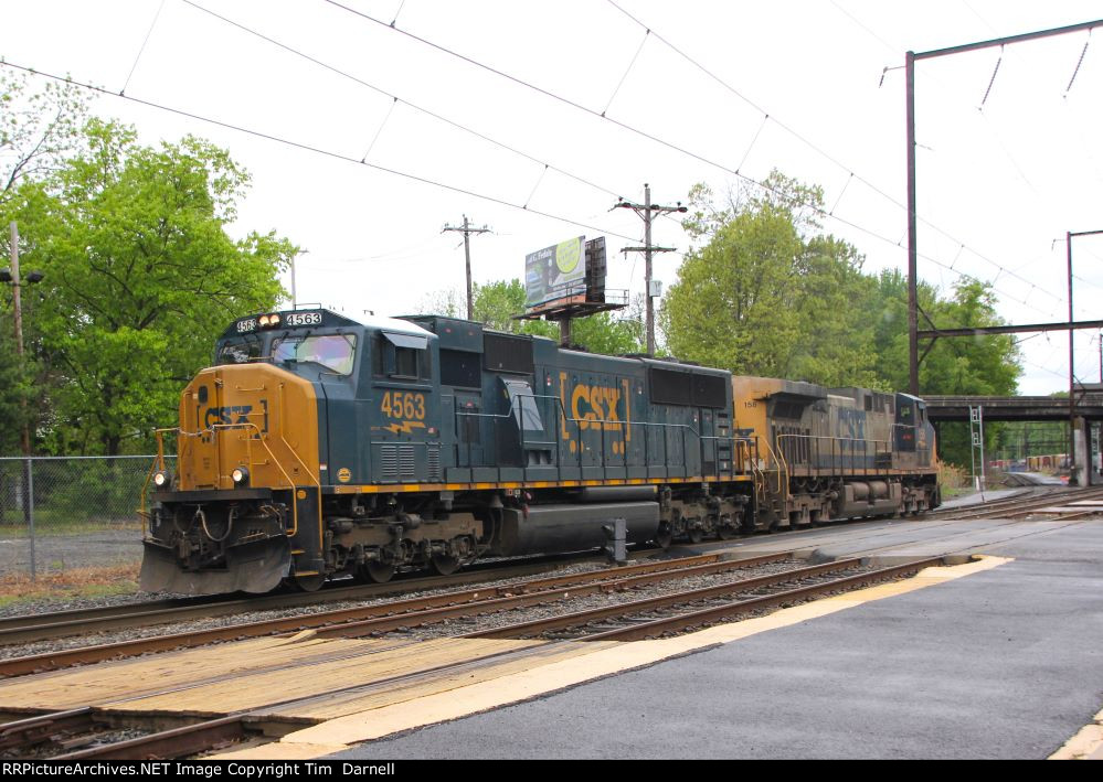 CSX 4563 on X404